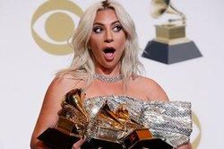 Fan tranh cãi nảy lửa chuyện Lady Gaga kéo dài chuỗi show diễn tại Las Vegas thêm 2 năm: Chị làm gì với sự nghiệp mới rực rỡ trở lại thế này?
