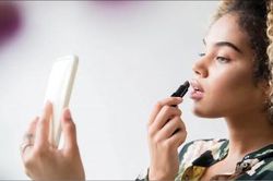 Thế giới Thế giới toàn cảnh Ngành công nghiệp làm đẹp ảnh hưởng bởi căng thẳng thương mại và dịch tả lợn châu Phi