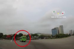 Kinh hoàng ô tô con phóng nhanh đâm ngang xe khách tại ngã tư