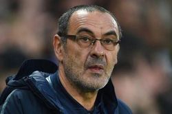 HLV Sarri bị fan Napoli coi là kẻ phản bội vì tới Juventus