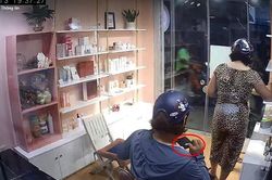 Phẫn nộ màn trộm đồ của khách nữ trong cửa hàng mỹ phẩm
