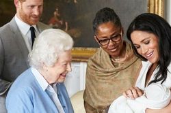 Sinh con cho gia đình Hoàng gia, Meghan nhận được món quà đặc biệt từ Nữ hoàng