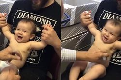 Bé bị 'lừa ngoạn mục' khi được bác sĩ tiêm phòng