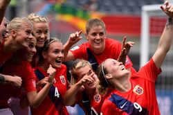 Ngộ nghĩnh những pha ăn mừng tại World Cup bóng đá dành cho phái đẹp