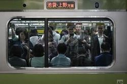 Cuộc sống ngột ngạt đến nghẹt thở ở Tokyo nhìn từ những chuyến tàu điện ngầm