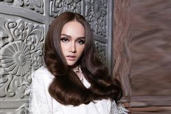 Đang ngồi ghế HLV The Voice Kids, Hương Giang vẫn làm fan nghiêng ngả khi diễn vedette show thời trang