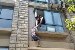 Bị mẹ quản thúc từ giờ ăn giấc ngủ tới từng chiếc áo chiếc quần, nam thanh niên 28 tuổi đòi nhảy lầu tự tử