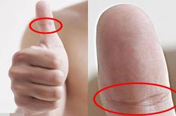 Liếc qua ngón tay cái biết ngay ai 'nhiều tiền lắm của', ai 'nghèo rớt mồng tơi'