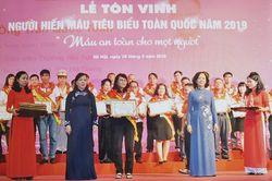 Trái tim hồng nhiệt huyết hiến máu tình nguyện