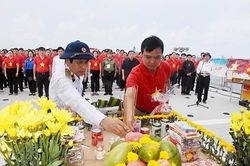 'Phút lặng im trên biển'