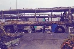 Xe khách giường nằm đang chạy bốc cháy trong đêm