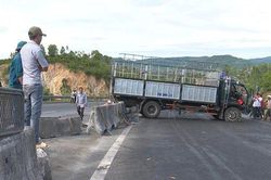 Xe tải đổ đèo gây tai nạn liên hoàn ở Phú Yên, người phụ nữ chết thảm