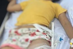 Bé nhỏ tuổi nhất vụ tai nạn thảm khốc ở Hòa Bình phải theo dõi chấn thương sọ não