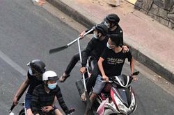 Hơn 20 người dùng súng và dao truy sát nhau giữa ban ngày