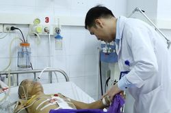 Trèo cây bị ngã, người đàn ông bị cọc gỗ đâm xuyên bụng