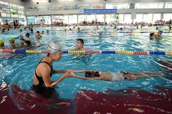 Cho trẻ học bơi: Quan trọng là kỹ năng bơi tự cứu
