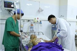 Bị cọc gỗ 1m đâm thấu người, một người nhập viện ở Quảng Ninh