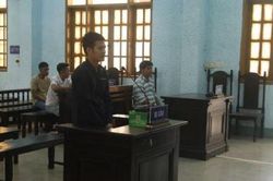 Bực tức vì xin xe không được, 9X rút dao đâm cán bộ công an
