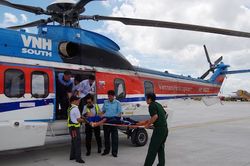 12 tiếng bay căng thẳng đưa bệnh nhân từ Trường Sa về đất liền cấp cứu