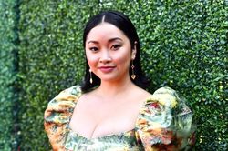 Cô gái Cần Thơ mồ côi mặc váy khoe vòng 1 tại thảm đỏ Hollywood