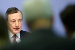 ECB sẵn sàng cắt giảm lãi suất và tái khởi động mua trái phiếu