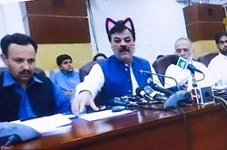Hài hước quan chức Pakistan livestream họp báo quên tắt filter mèo dễ thương
