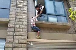 Bị mẹ ép lấy vợ, chàng trai trẻ sợ hãi đòi tự tử
