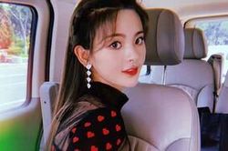 Ảnh chụp vội Dương Siêu Việt trên xe di chuyển đến sự kiện đã nhận được lời khen từ cư dân mạng