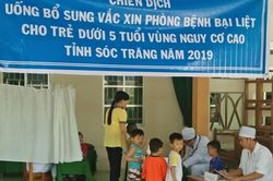 Cho trẻ dưới 5 tuổi tại các vùng nguy cơ cao uống vắc xin bại liệt bổ sung
