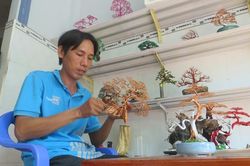 Mô hình kiểng bonsai bằng dây đồng của thanh niên Ngọc Anh
