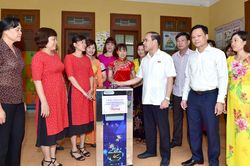 Đồng chí Bí thư Tỉnh ủy Chẩu Văn Lâm tặng quà Trường Mầm non Xuân Quang