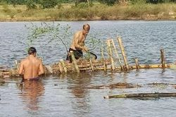Người dân tháo dỡ hàng rào cọc tre trên sông Bồ