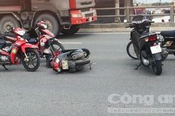 Xe máy và container chắn giữa cầu Đồng Nai, giao thông ùn tắc
