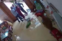Khởi tố 3 kẻ đánh tàn bạo người phụ nữ đang nhặt rau trong nhà