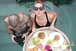 Vợ chồng người Đức bị 'ném đá' vì xin tiền dân mạng để đi du lịch