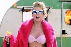 'You Need To Calm Down' của Swift mượn ý tưởng từ MV của Beyonce?