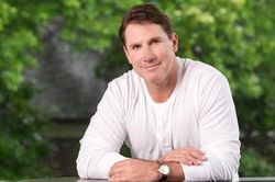 Tiểu thuyết gia Nicholas Sparks vướng kiện tụng
