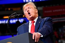 Ông Trump nhắc đến ghế điện khi nói về bà Hillary