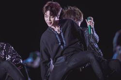 Jimin BTS lắc hông quá gợi cảm, fan khuyên nhau tránh xa anh ra