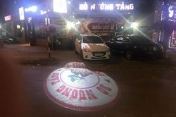 Nguy hiểm đèn quảng cáo chiếu xuống đường