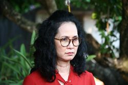 Choáng váng với 'qui định' ân ái xong phải 'báo cáo' với mẹ chồng