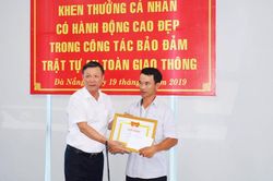 Khen thưởng anh thợ đá dọn khối bê tông trên quốc lộ