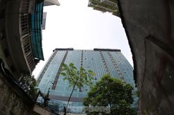 Hiện trạng tòa nhà 8B Lê Trực sau nhiều năm yêu cầu 'cắt ngọn'