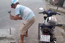 Anh thợ đá đục mảng bê tông trên Quốc lộ 1 được tặng Giấy khen