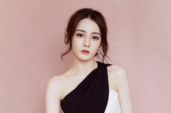 Địch Lệ Nhiệt Ba 'đốt mắt' khán giả với màn khoe body chuẩn từng centimet