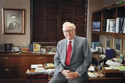 Tỷ phú Warren Buffett: 'Trước đám đông, tôi từng sợ hãi đến mức không thể nói tên mình'