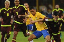 2 lần đưa bóng vào lưới, Brazil vẫn hòa cay đắng Venezuela vì VAR