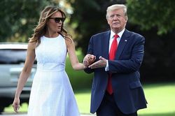 Vợ chồng Tổng thống Trump tươi cười rạng rỡ, tay trong tay một cách tình tứ