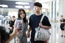 Mặc cho fan phản đối, Trịnh Sảng vẫn hạnh phúc, cùng Trương Hằng xuất hiện ân ái tại sân bay