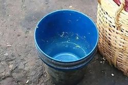 Ngã vào xô axit, bé gái 6 tháng tử vong thương tâm